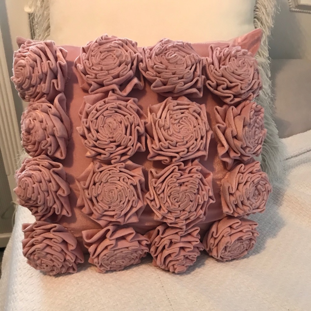 Pillow with 3-dimensional Roses